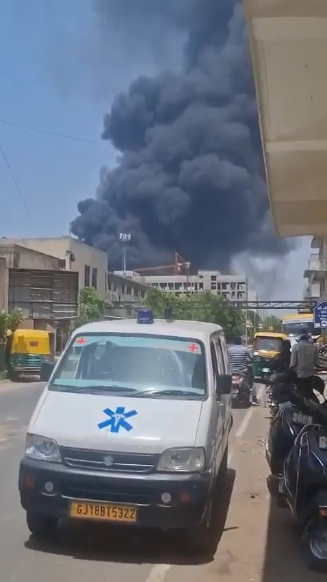 有片｜印度航空飛英國客機於機場墜毀 機上載有至少242名乘客 疑事發一刻曝光 