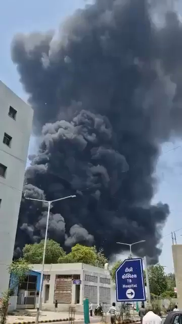 有片｜印度航空飛英國客機於機場墜毀 機上載有至少242名乘客 疑事發一刻曝光 