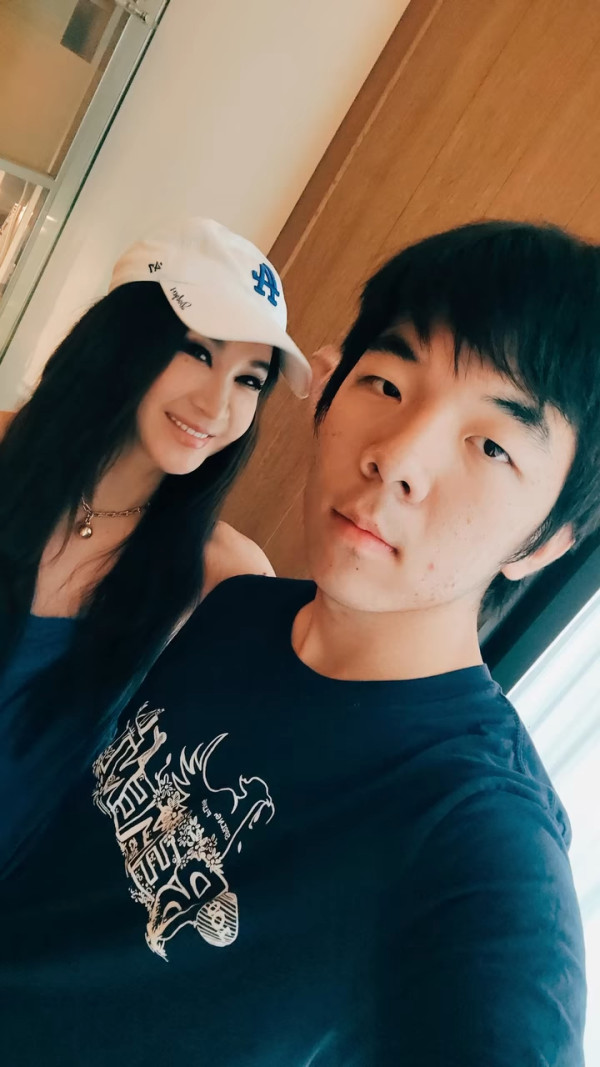 圈中最強美魔女收養火車站棄嬰15年視如己出 赴美見證養子畢業演講即淚崩