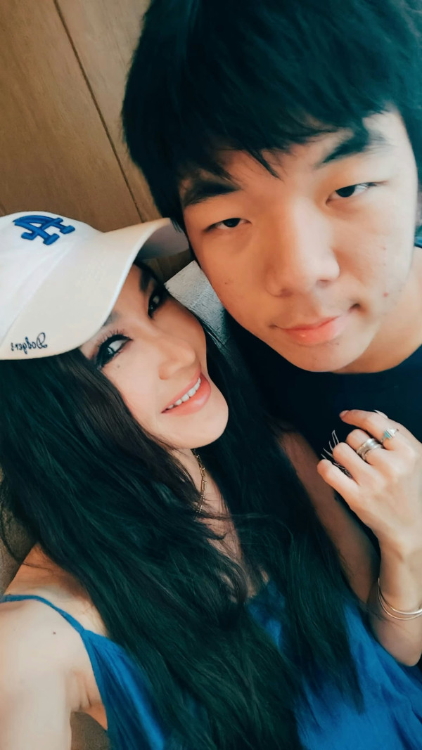 圈中最強美魔女收養火車站棄嬰15年視如己出 赴美見證養子畢業演講即淚崩