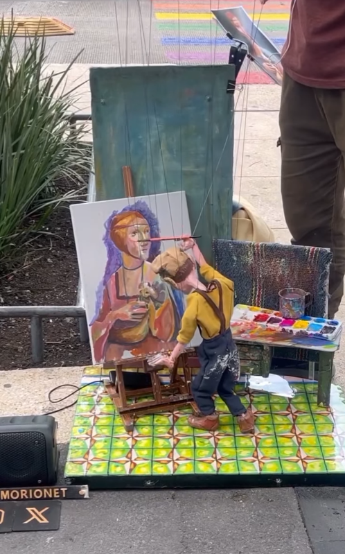 「小木偶畫家」神還原經典名畫！藝術家只靠幾根線控制邊跳舞邊畫畫 