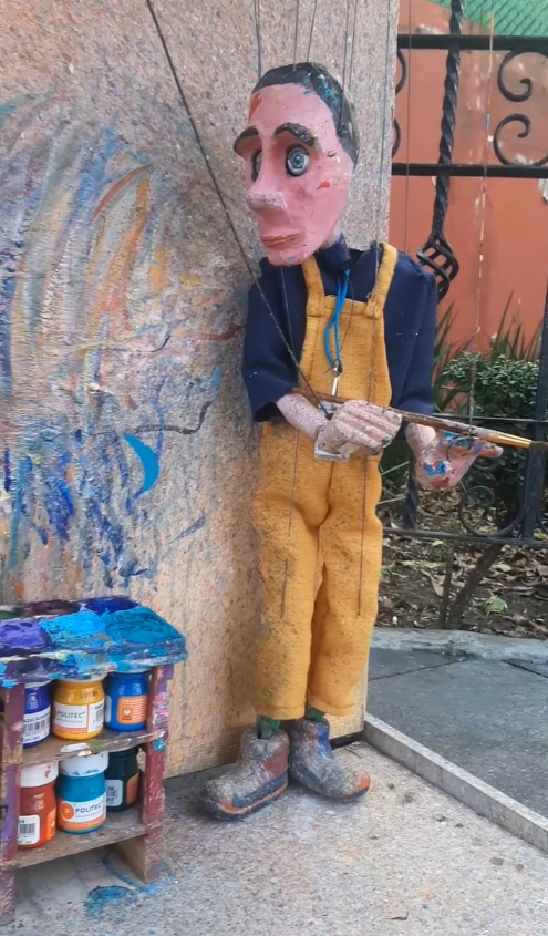 「小木偶畫家」神還原經典名畫！藝術家只靠幾根線控制邊跳舞邊畫畫 