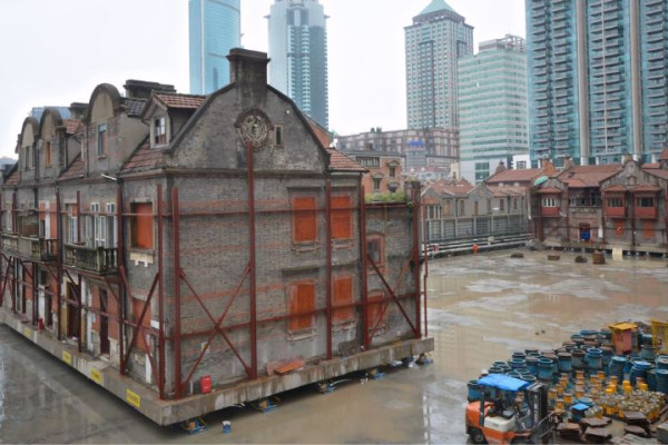 上海用432個機器人移走百年歷史古村落張園 抬起整座7500噸建築群用足三星期「搬家」