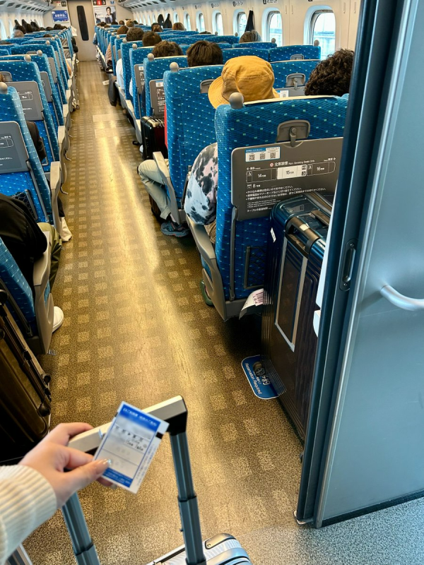 日女搭新幹線遭遊客行李霸佔預定席 向列車長投訴被冷處理 網民教一招應對！ 