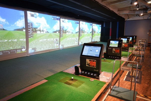 尖東全新室內高爾夫球場！4K畫質顯示屏/200多個世界級比賽球場