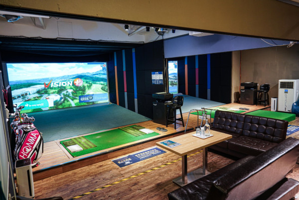 尖東全新室內高爾夫球場！4K畫質顯示屏/200多個世界級比賽球場