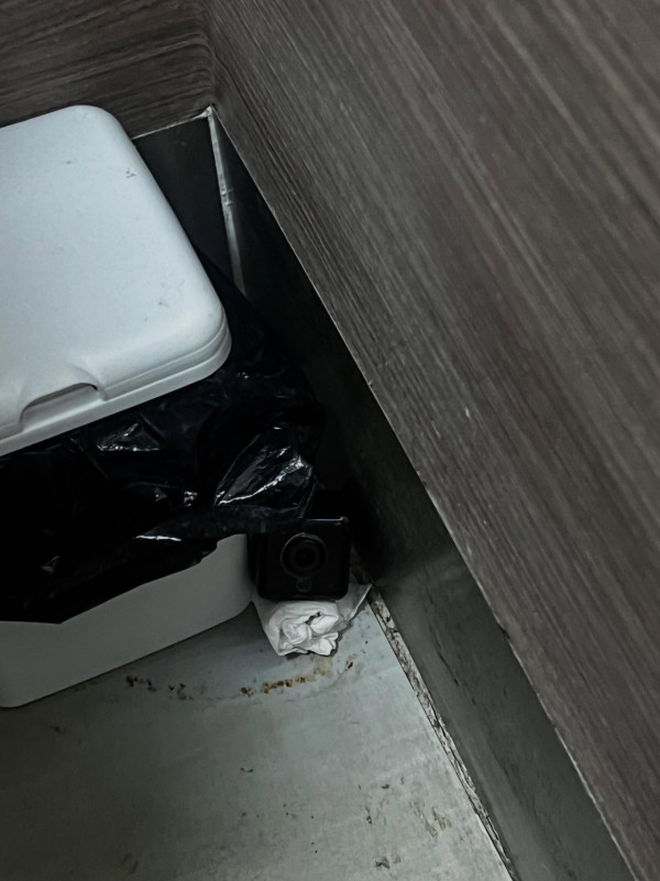 遊日注意！4女子大阪旅行廁所驚見偷拍鏡頭！高評分網紅Cafe！店方消極咁處理 