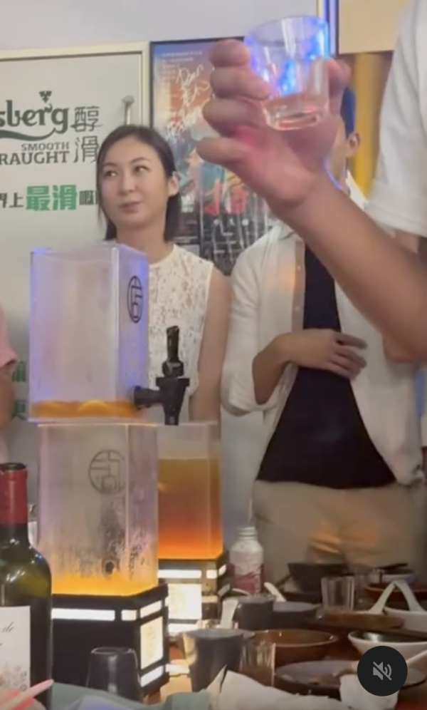 莊鍶敏被指餐廳內疑與友人輪流食一支煙 影片瘋傳後公審拍片者遭圍剿