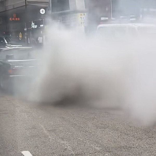 有片！Benz老爺車冒煙自焚！車主疑做1事救火犯大忌 搶火極危險 被批：冇常識