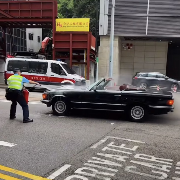 有片！Benz老爺車冒煙自焚！車主疑做1事救火犯大忌 搶火極危險 被批：冇常識