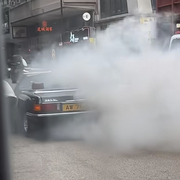 有片！Benz老爺車冒煙自焚！車主疑做1事救火犯大忌 搶火極危險 被批：冇常識
