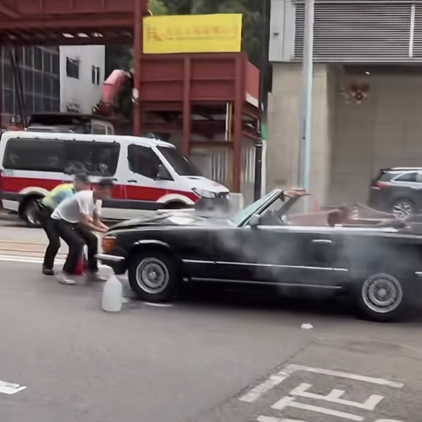 有片！Benz老爺車冒煙自焚！車主疑做1事救火犯大忌 搶火極危險 被批：冇常識