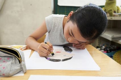 一盒蠟筆32種膚色教會小孩世界大同!日本資生堂用色彩打破種族偏見