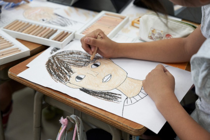 一盒蠟筆32種膚色教會小孩世界大同!日本資生堂用色彩打破種族偏見