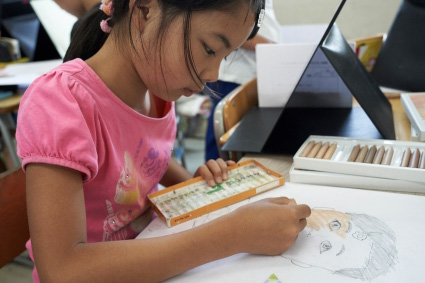 一盒蠟筆32種膚色教會小孩世界大同!日本資生堂用色彩打破種族偏見