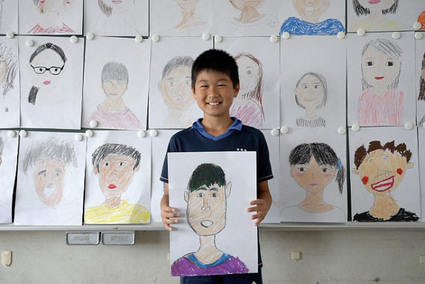 一盒蠟筆32種膚色教會小孩世界大同!日本資生堂用色彩打破種族偏見