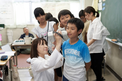 一盒蠟筆32種膚色教會小孩世界大同!日本資生堂用色彩打破種族偏見