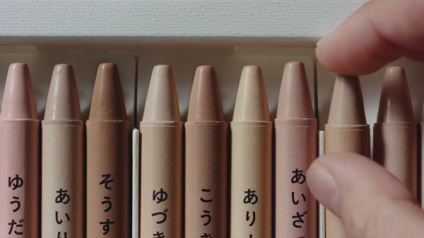 一盒蠟筆32種膚色教會小孩世界大同!日本資生堂用色彩打破種族偏見