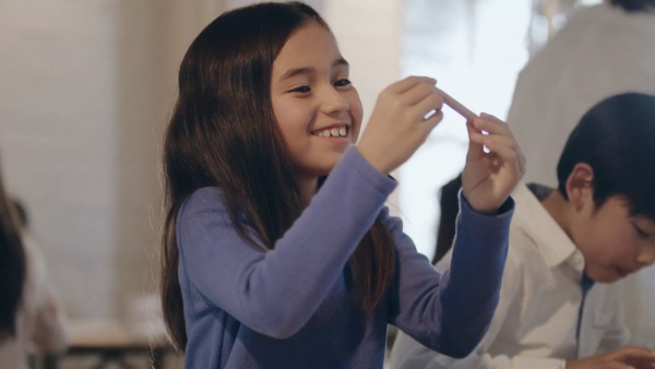 一盒蠟筆32種膚色教會小孩世界大同!日本資生堂用色彩打破種族偏見