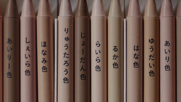 一盒蠟筆32種膚色教會小孩世界大同!日本資生堂用色彩打破種族偏見
