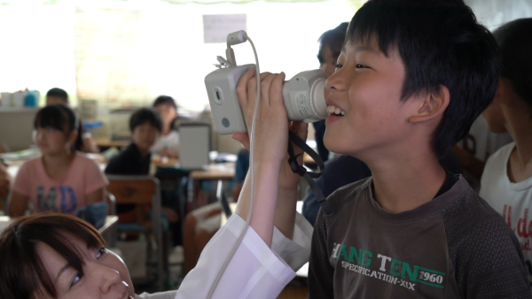 一盒蠟筆32種膚色教會小孩世界大同!日本資生堂用色彩打破種族偏見