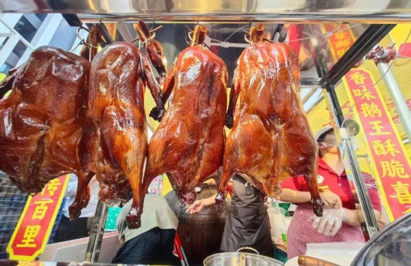 武大食堂稱「燒鵝是廣東烤鴨俗稱」惹熱議 廣東網民怒斥「指鵝為鴨」