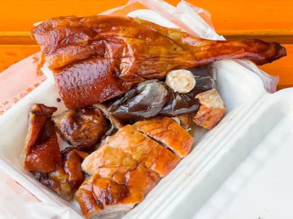 武大食堂稱「燒鵝是廣東烤鴨俗稱」惹熱議 廣東網民怒斥「指鵝為鴨」