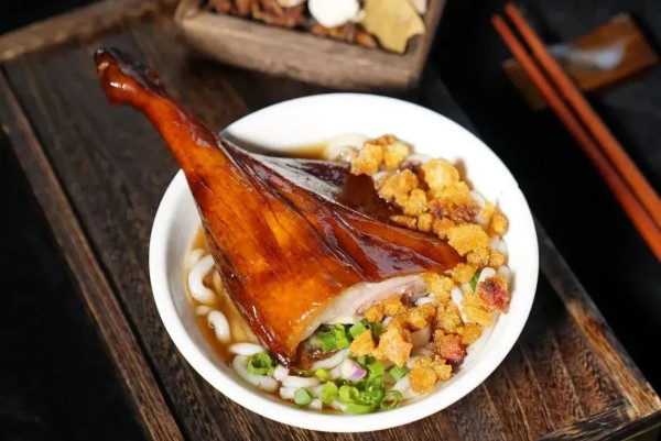 武大食堂稱「燒鵝是廣東烤鴨俗稱」惹熱議 廣東網民怒斥「指鵝為鴨」