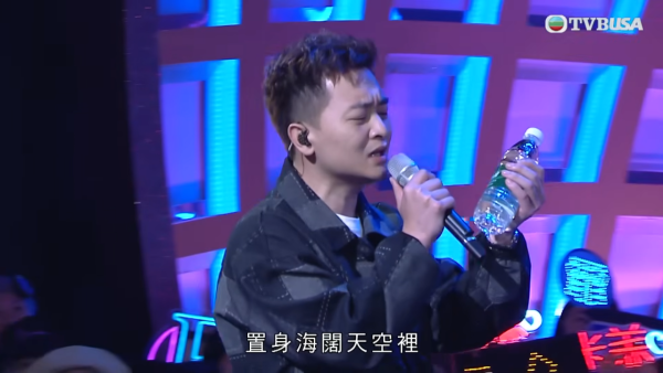 中年好聲音321經典大戰｜驚見電視界最騎呢宣傳手法 一邊唱一邊手拎大大盒贊助產品