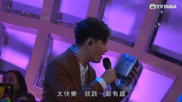 中年好聲音321經典大戰｜驚見電視界最騎呢宣傳手法 一邊唱一邊手拎大大盒贊助產品