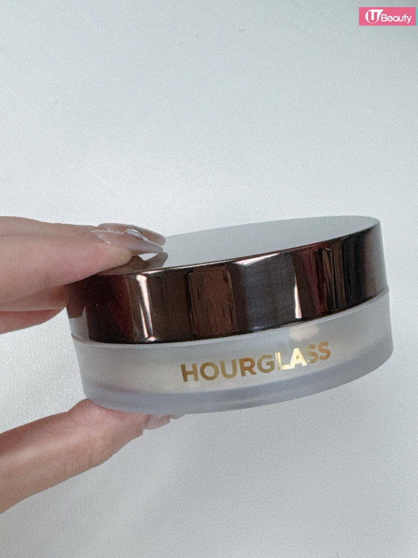 控油碎粉推薦5：Hourglass Veil Translucent Setting Powder