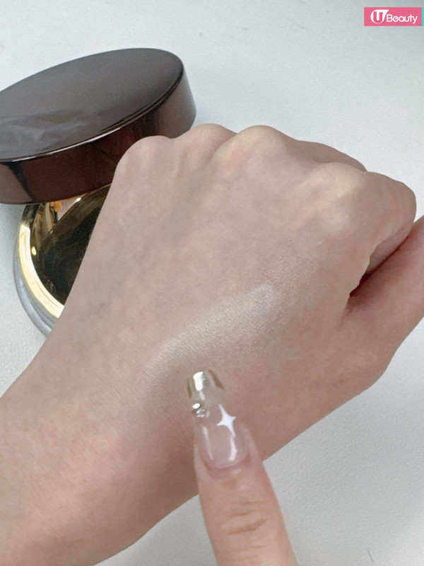 控油碎粉推薦5：Hourglass Veil Translucent Setting Powder