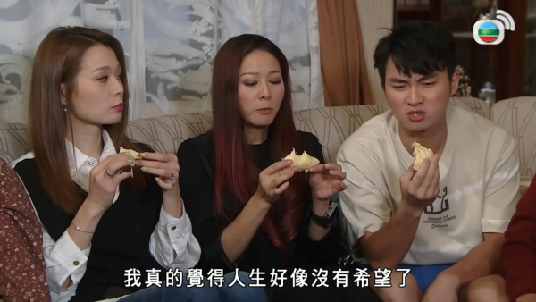 沙田超市女子徒手開榴槤！每星期出沒！1舉動被街坊炮轟：同職員有利益輸送？