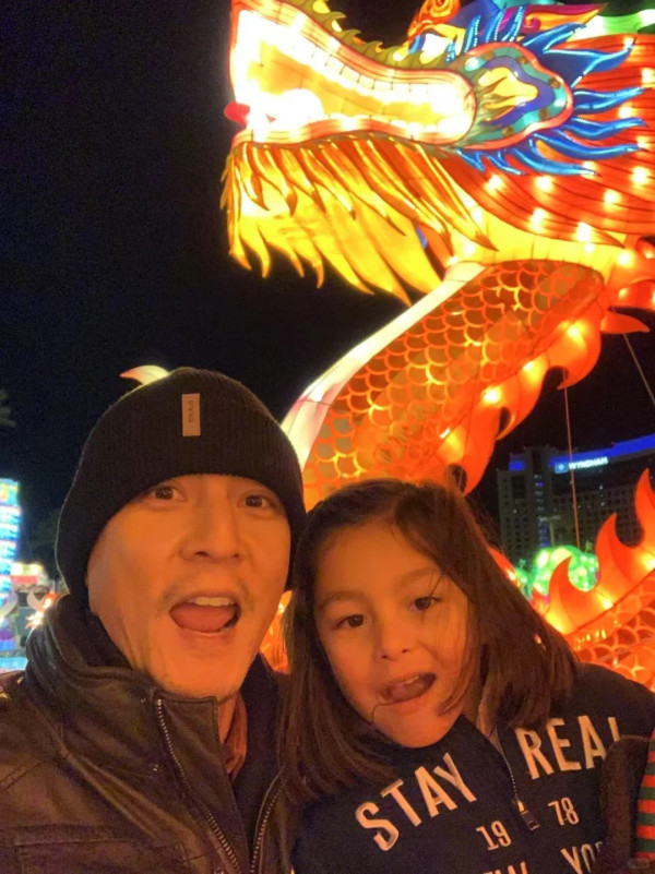 吳彥祖父親節晒多張12歲女兒旅遊近照!完美繼承高顏值!公開美國洛杉磯豪宅!