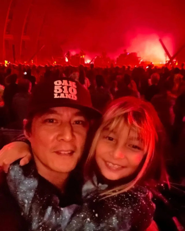 吳彥祖父親節晒多張12歲女兒旅遊近照!完美繼承高顏值!公開美國洛杉磯豪宅!