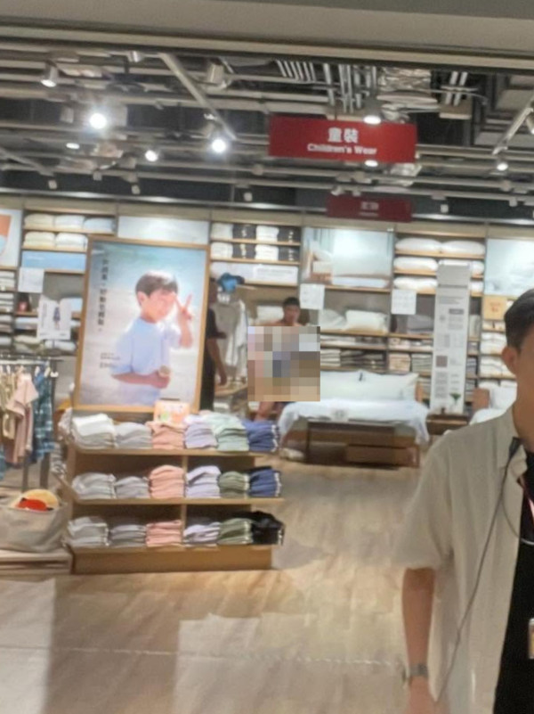 台灣MUJI驚見裸男試床！脫衣翻滾如入無人之境 網民：同Uniqlo大便事件一樣荒謬 