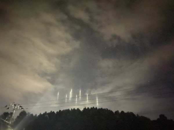 非AI 生成！漫天光柱奇景猶如科幻片 網民：以為外星人入侵地球 