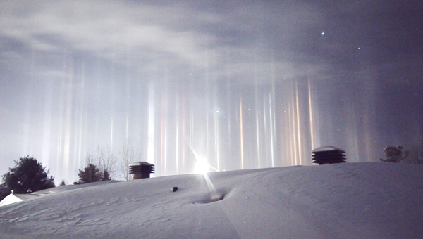 非AI 生成！漫天光柱奇景猶如科幻片 網民：以為外星人入侵地球 