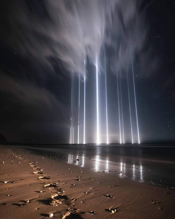 非AI 生成！漫天光柱奇景猶如科幻片 網民：以為外星人入侵地球 