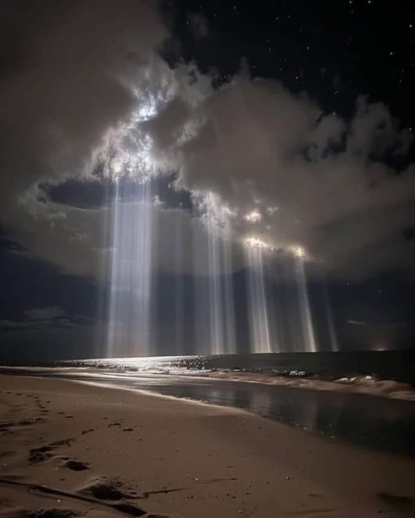 非AI 生成！漫天光柱奇景猶如科幻片 網民：以為外星人入侵地球 
