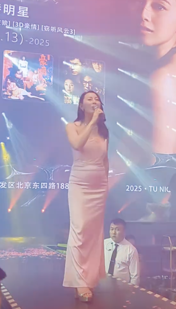 前港姐袁嘉敏身形大走樣！內地登台驚現巨腩被網民質疑懷孕：快生了都要堅持上台