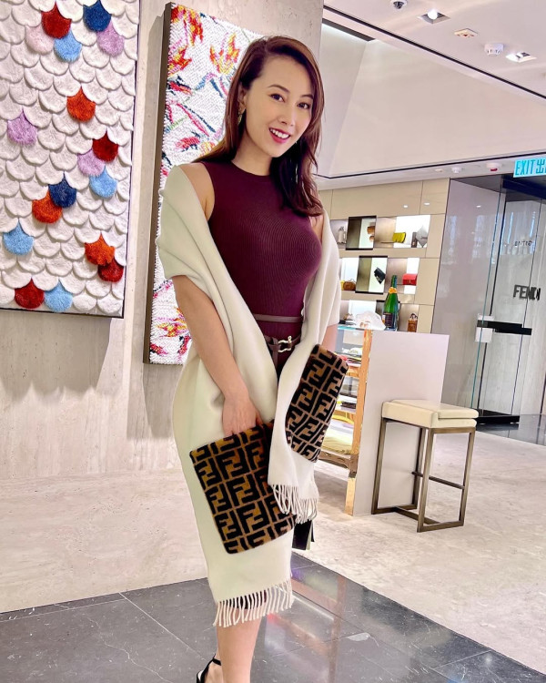 袁嘉敏性感跑夜場竟遇「鹹豬手」突襲 遭群男緊抓喪摸驚險畫面全曝光