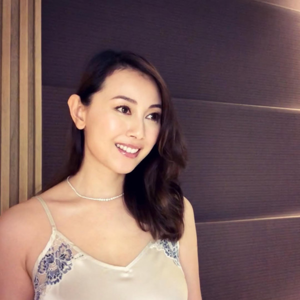 最上鏡小姐登台驚現身材崩壞大走樣 災難級魔音配巨腩象腿嚇窒網民：錢唔係咁賺