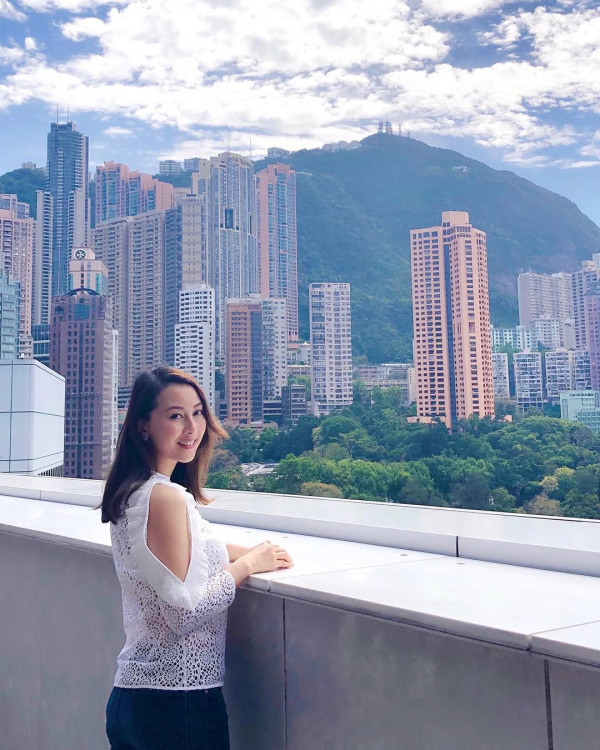 前港姐袁嘉敏身形大走樣！內地登台驚現巨腩被網民質疑懷孕：快生了都要堅持上台