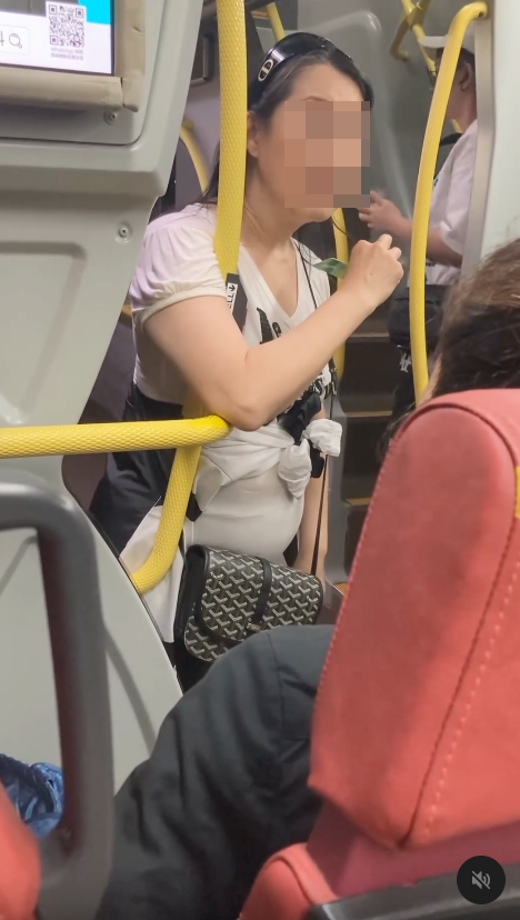 全身名牌老婦$2現金搭車！拒付車資致巴士停駛！同乘客互鬧講5個字激嬲港人