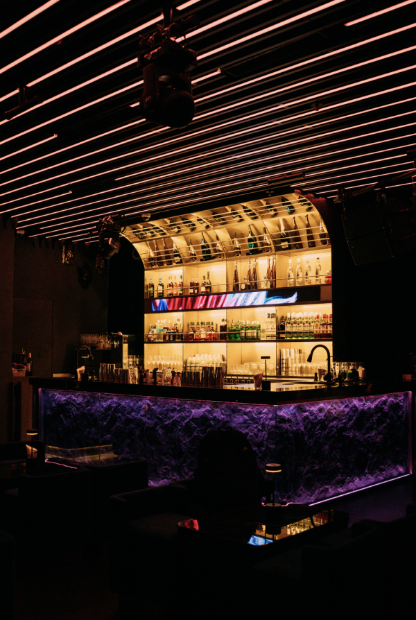 中環新開亞洲風味雞尾酒館     芒果糯米飯／韓式辣醬／四川花椒／抹茶泡沫／現場音樂表演