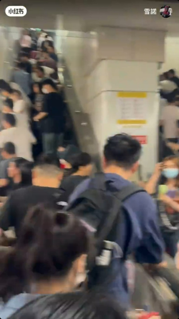 多圖｜深圳地鐵繁忙時間傳詭異響聲 引恐慌傳有爆炸 乘客驚恐尖叫爭相逃出月台 