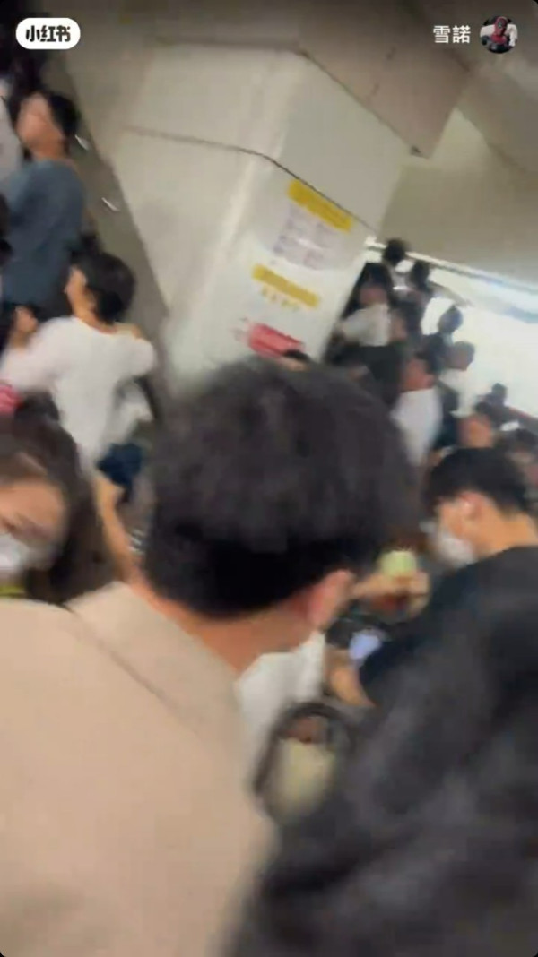 多圖｜深圳地鐵繁忙時間傳詭異響聲 引恐慌傳有爆炸 乘客驚恐尖叫爭相逃出月台 