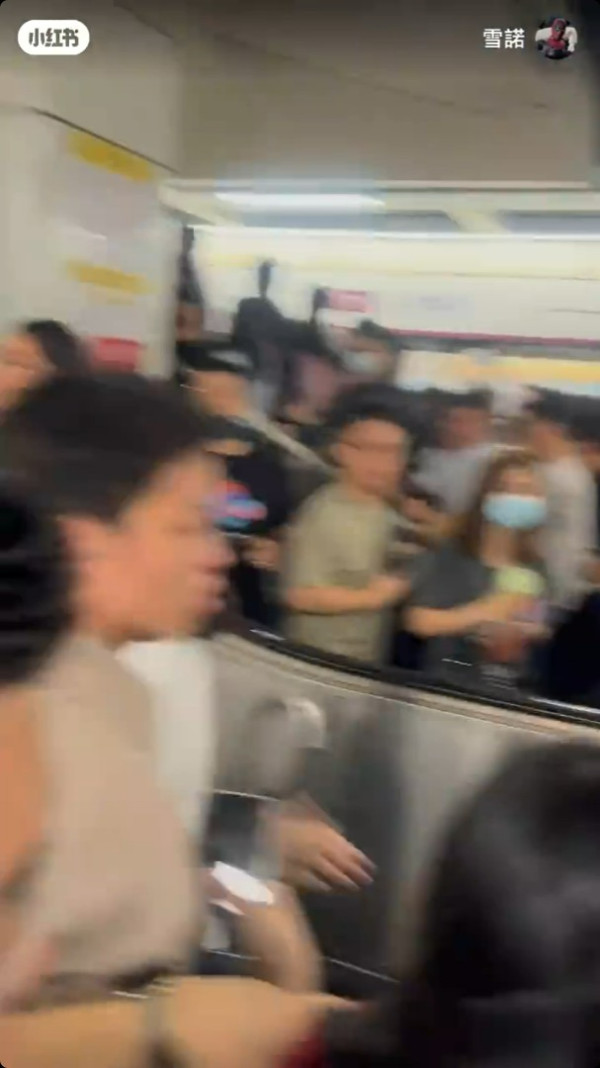 多圖｜深圳地鐵繁忙時間傳詭異響聲 引恐慌傳有爆炸 乘客驚恐尖叫爭相逃出月台 