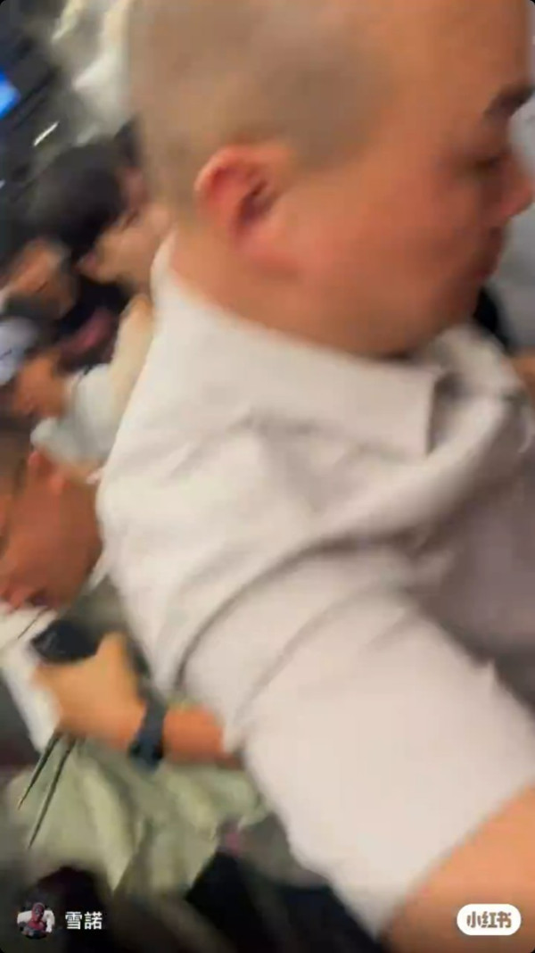 多圖｜深圳地鐵繁忙時間傳詭異響聲 引恐慌傳有爆炸 乘客驚恐尖叫爭相逃出月台 